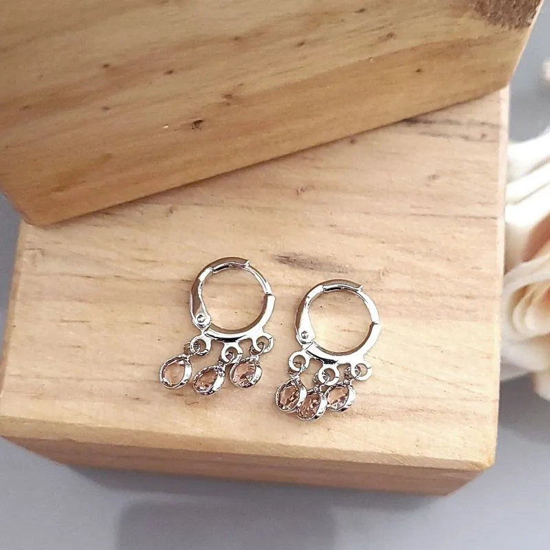 brinco rodio argola com 3 pontos de luzes nude pendurado