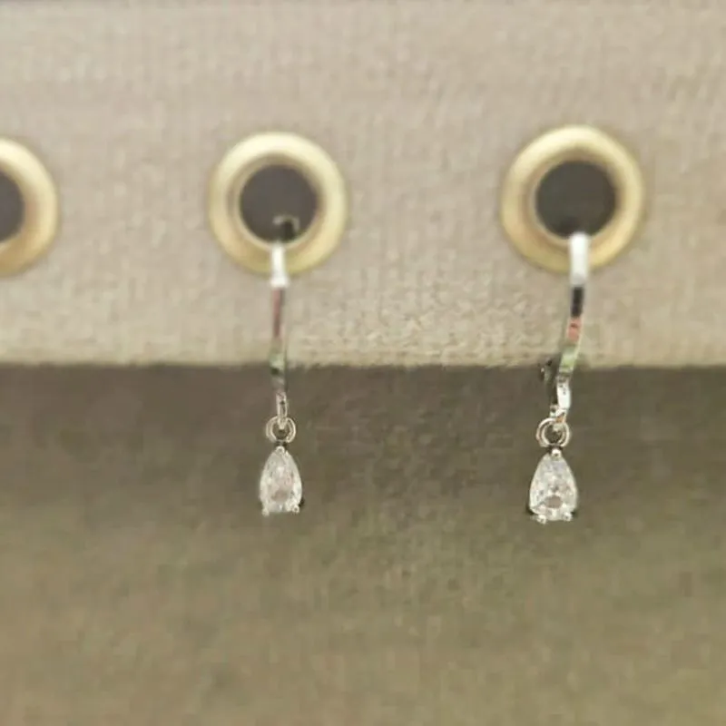 brinco rodio argola com uma gota cristal pendurada