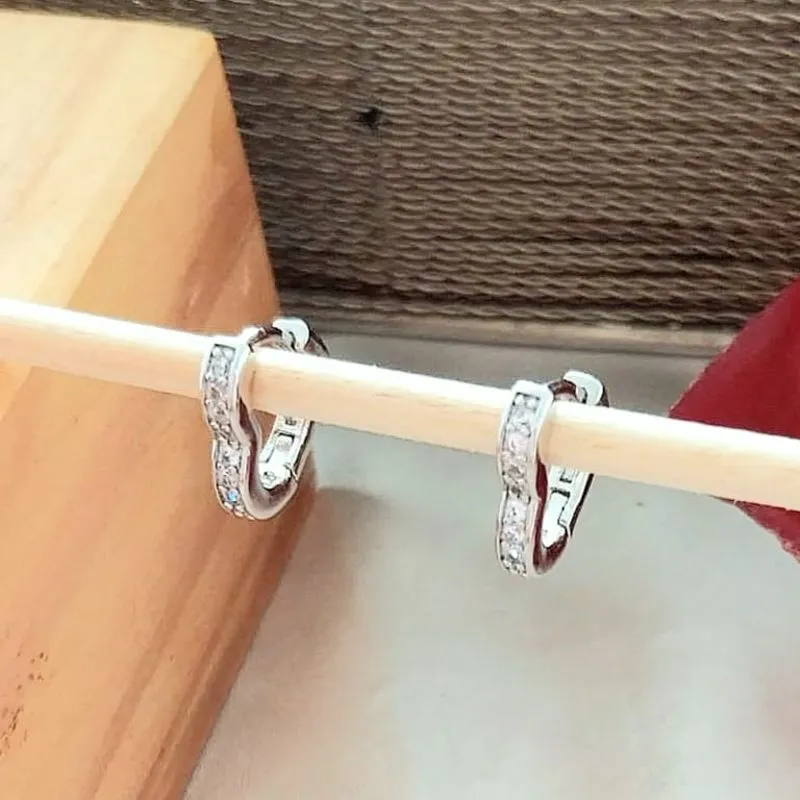 brinco rodio argola coração cravejado pequeno