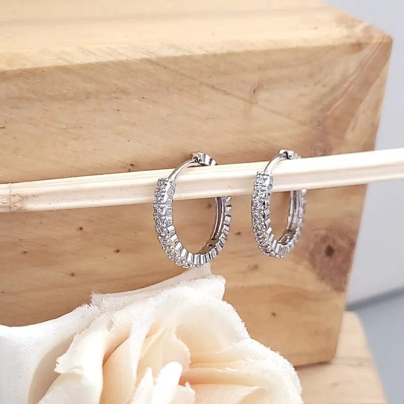 brinco rodio argola cravejada com detalhe na lateral grande