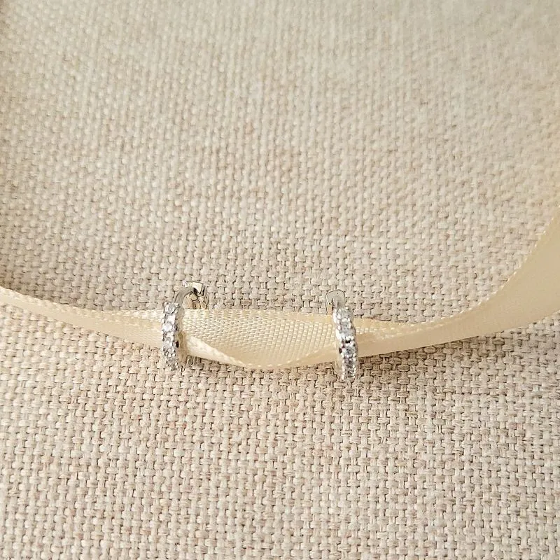 brinco rodio argola cravejada com detalhe na lateral pequena