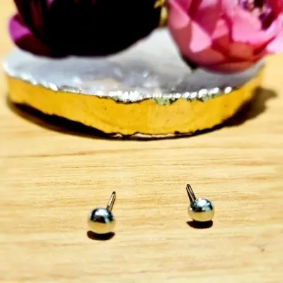 brinco ródio bolinha achatada tamanho 1