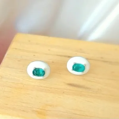 brinco rodio circulo esmaltado branco com cristal verde