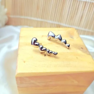 Brinco rodio ear cuff corações lisos