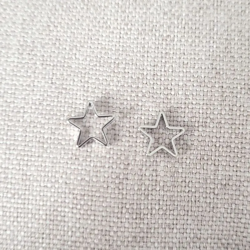 brinco rodio estrela lisa vazada