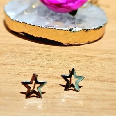 brinco rodio estrela lisa vazada pequena
