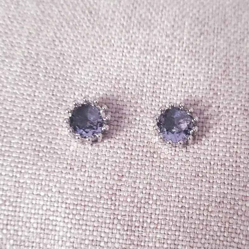 brinco rodio ponto de luz lilas grande