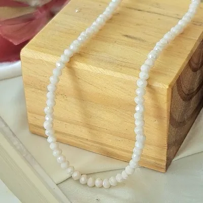Colar ouro choker cristais bulgaros off white