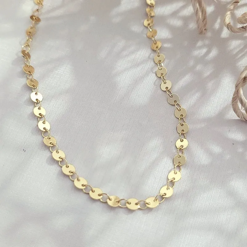 colar ouro choker plaquinhas