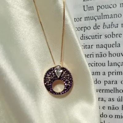 colar ouro circulo cravejado zircônias rosa e roxa com gota cristal invertida