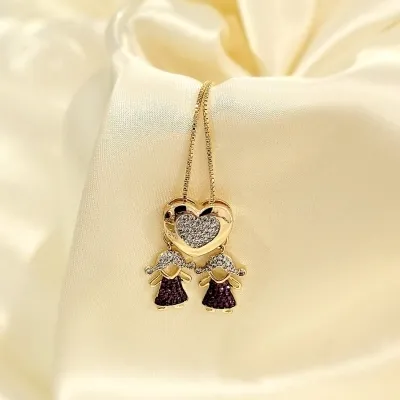 colar ouro coração cravejado com duas meninas penduradas cravejadas zirconias rosa