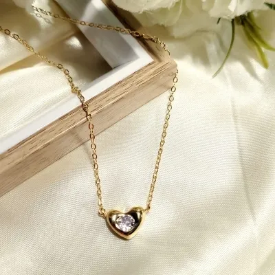 colar ouro coração liso com cristal no meio
