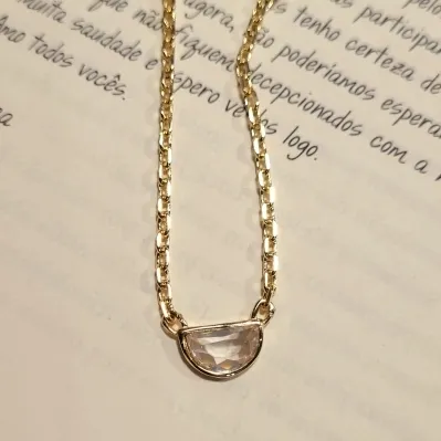 colar ouro corrente com meio círculo de cristal