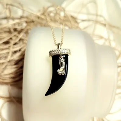 colar ouro dente de sabre preto com base zircônias e figa