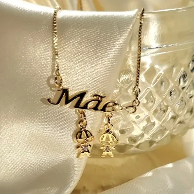 colar ouro escrito mãe infinito com dois meninos pendurados