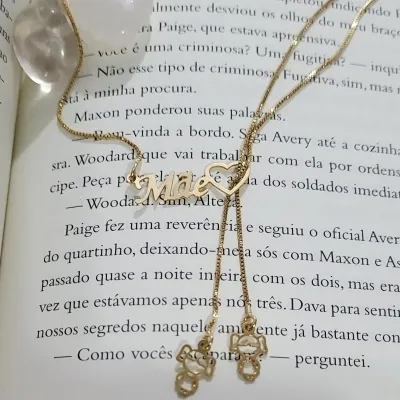 colar ouro filhos - mae gravatinha com 2 meninas pendurados