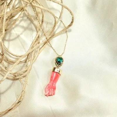 colar ouro gota contrária verde com figa de baquelite coral