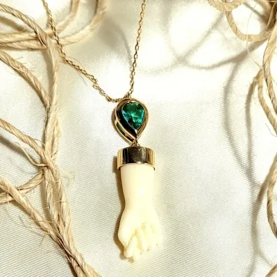 colar ouro gota contrária verde com figa de baquelite marfim