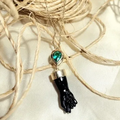 colar ouro gota contrária verde com figa de baquelite preto