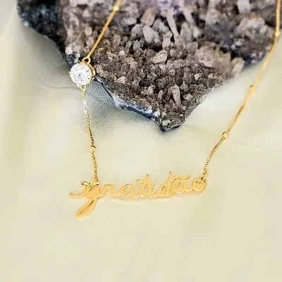 colar ouro gratidao com pedra cristal e bolinhas lisas espaçadas