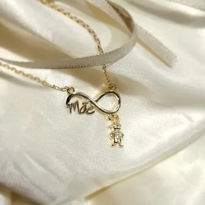 colar ouro infinito mae com menino pendurado