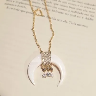 colar ouro longo chifre italiano madreperola com base cravejada zircônias