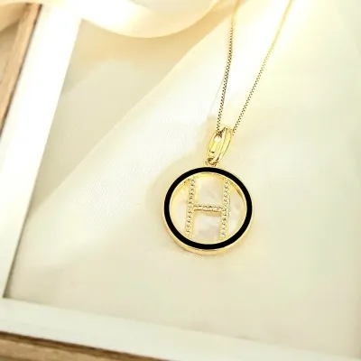 colar ouro madreperola letra H