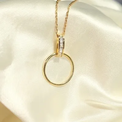 colar ouro palito cristal com círculo vazado pendurado
