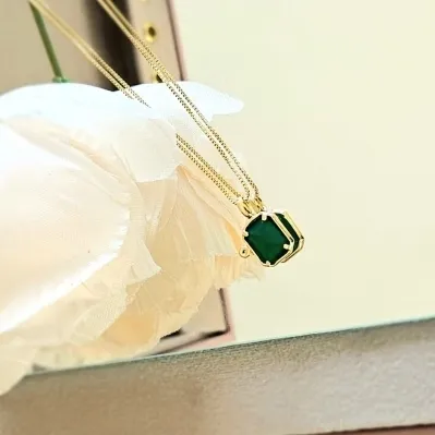 Colar ouro quadrado pedra verde com ponto de luz cristal lateral