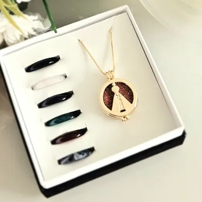Colar ouro relicário nossa senhora com 7 pedras