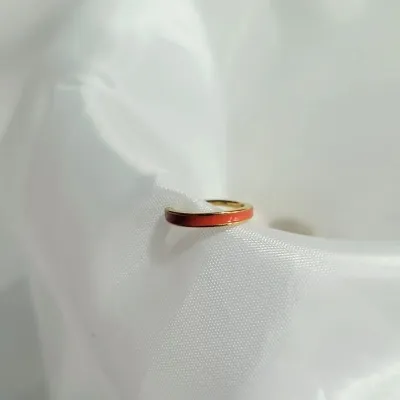 piercing ouro fino 1 fileira meio da orelha esmaltada coral
