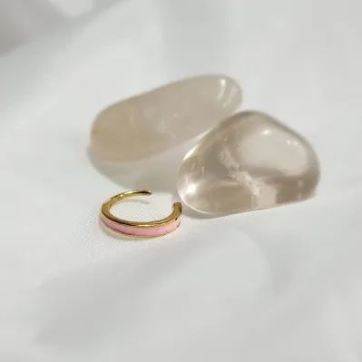 piercing ouro fino 1 fileira meio da orelha esmaltada rosa