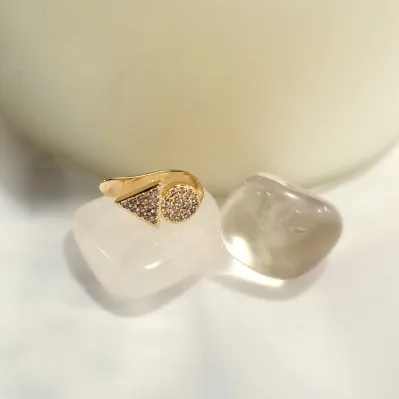 piercing ouro meio orelha bolinha + triangulo zirconias