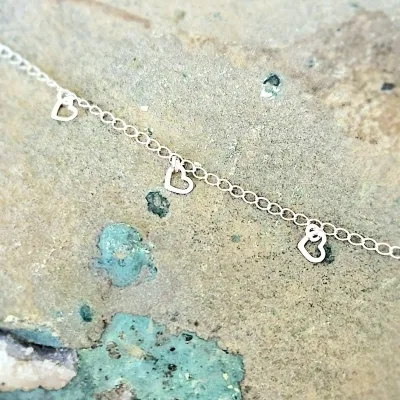 pulseira rodio com 5 mini corações lisos vazados