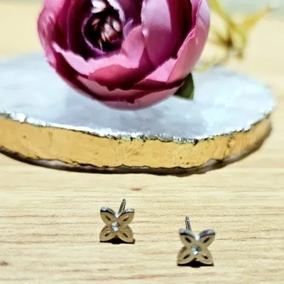 brinco aço flor 4 petalas pontudas