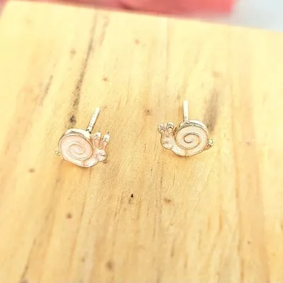 brinco infantil ouro caracol madreperola