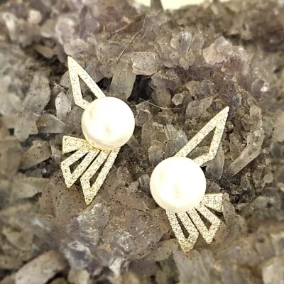 brinco ouro 4 triangulos zirconias meio perola grande