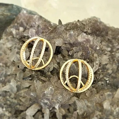 brinco ouro bola 3d com 3 laterais zirconias