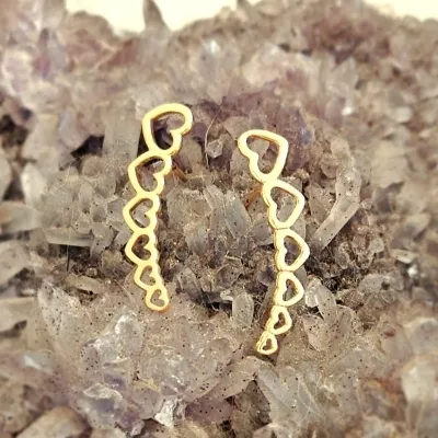 brinco ouro ear cuff liso 6 corações vazados