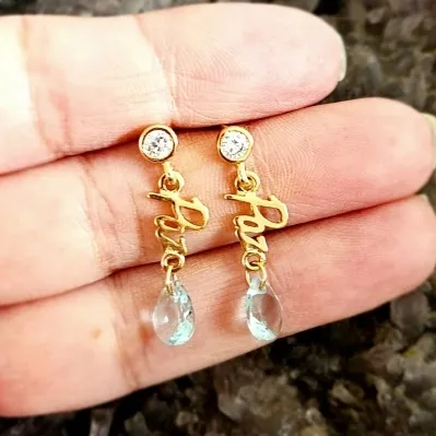 brinco ouro escrita paz pendurada com gota cristal azul