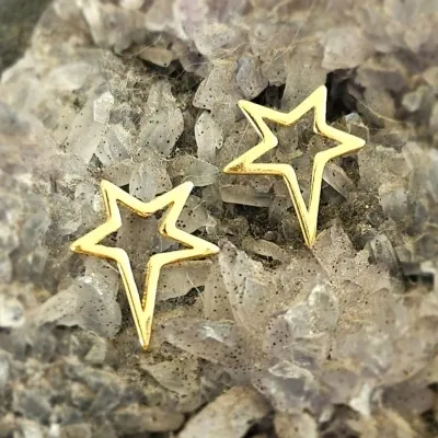 brinco ouro estrela lisa vazada pontuda