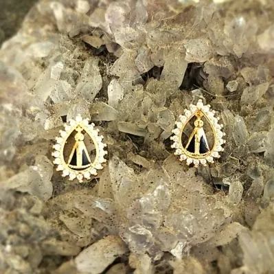 brinco ouro gota vazada cravejada com nossa senhora manto azul