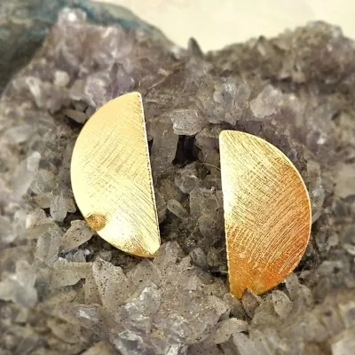 brinco ouro meio circulo chapado texturizado