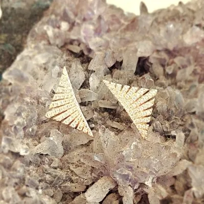 brinco ouro triângulo filetes cravejado zircônias