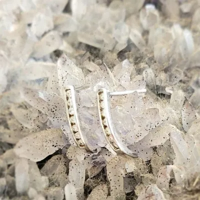 brinco prata fio curvo zirconias