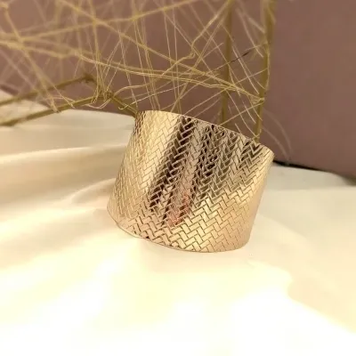Pulseira bracelete ouro grosso detalhado