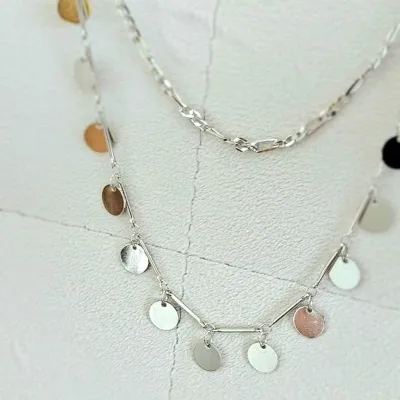 Colar bianco choker com bolinhas chapadas penduradas
