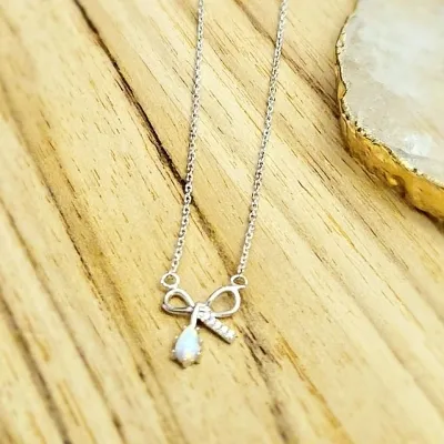 colar rodio laço com uma ponta zirconias e outra gota branca