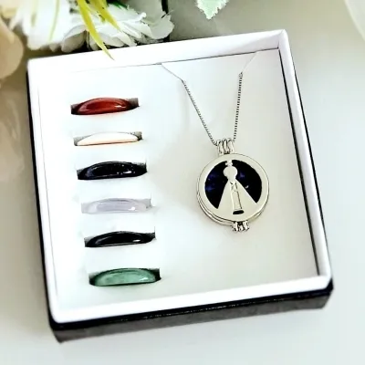 Colar rodio relicário nossa senhora com 7 pedras