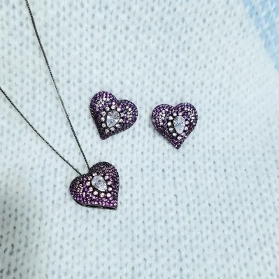 conjunto ródio negro com coração cravejado zircônias rosa e lilás com gota cristal